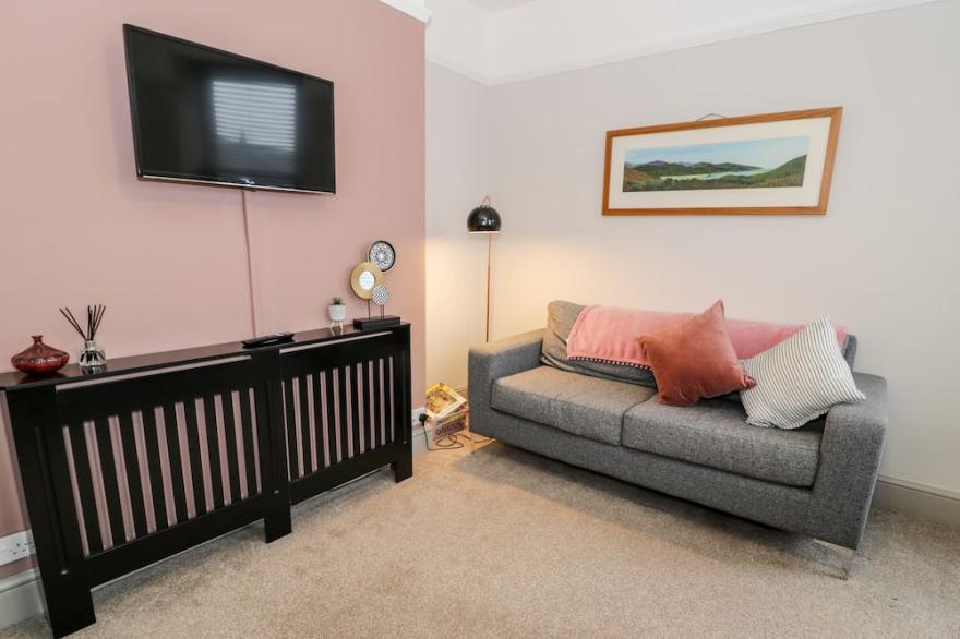 ROSE SUITE, family friendly, country holiday cottage in Barmouth