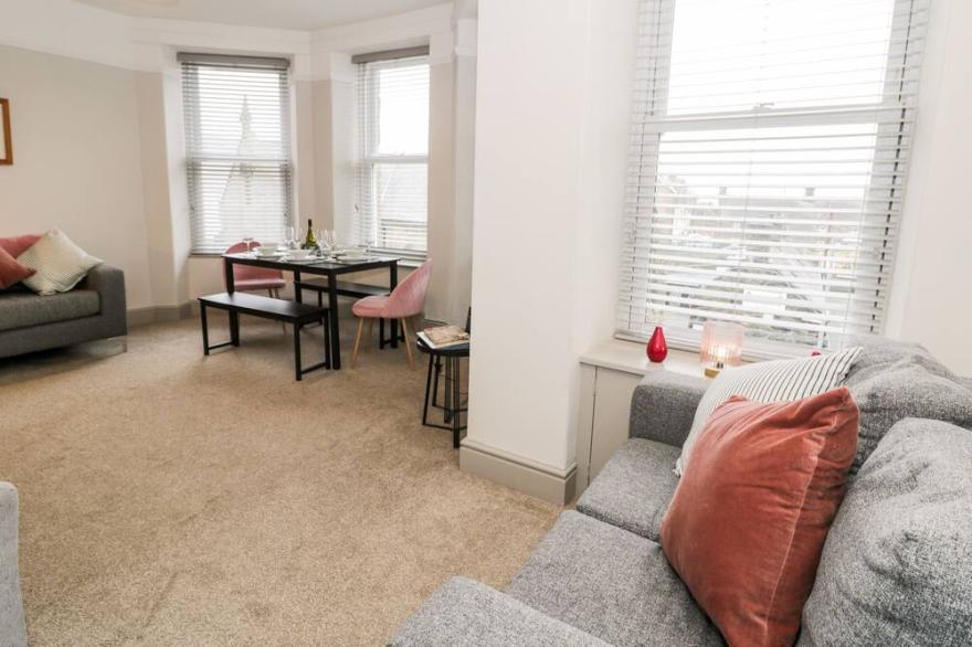 ROSE SUITE, family friendly, country holiday cottage in Barmouth