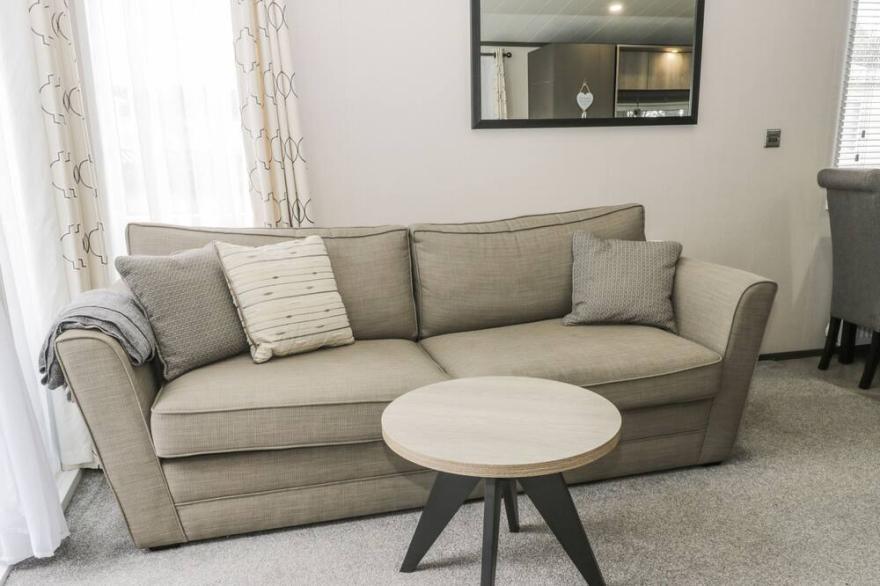 15 FINCH, pet friendly, character holiday cottage in Cayton