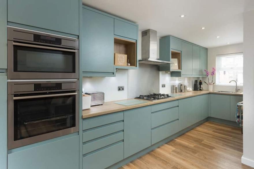 12 Pear Tree House - sleeps 4 guests  in 2 bedrooms