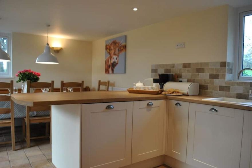Amazing Views. Family friendly. Sleeps eight plus Hot Tub.