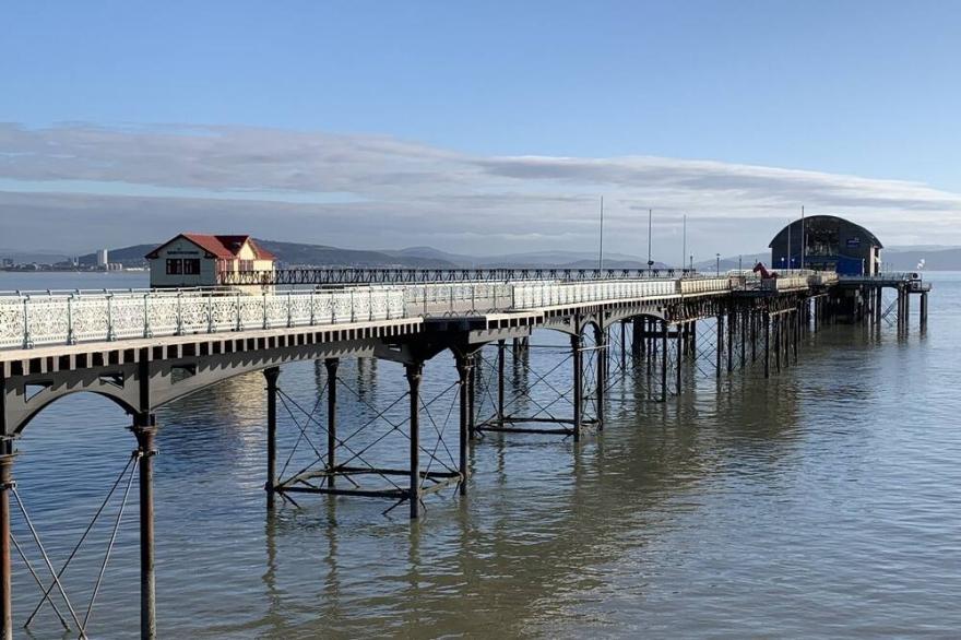Cosy cottage in the heart of Mumbles, sleeps two with sea view