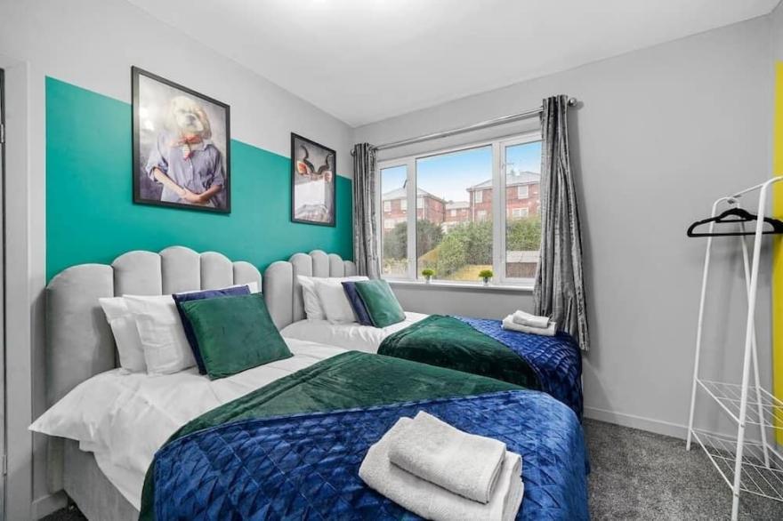 Stylish Sheffield Abode - Parking