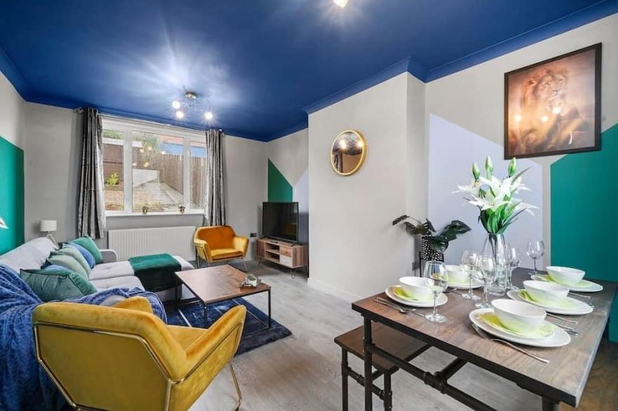 Stylish Sheffield Abode - Parking