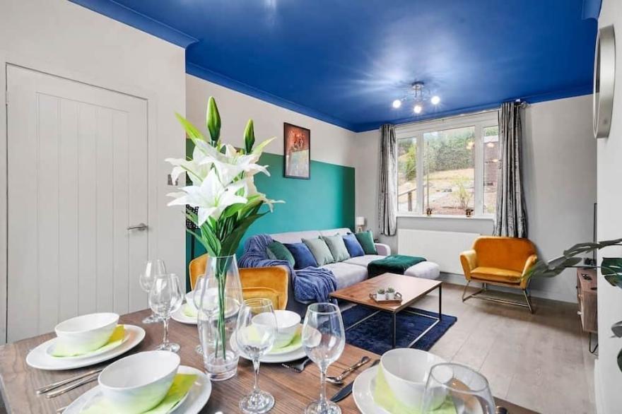 Stylish Sheffield Abode - Parking