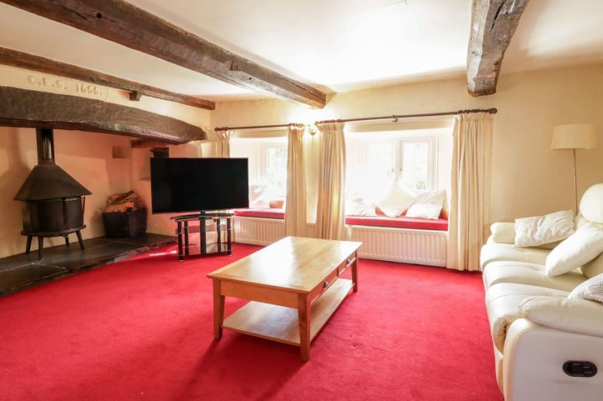 THE FARMHOUSE, pet friendly, character holiday cottage in Braithwaite