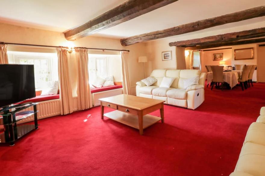 THE FARMHOUSE, pet friendly, character holiday cottage in Braithwaite