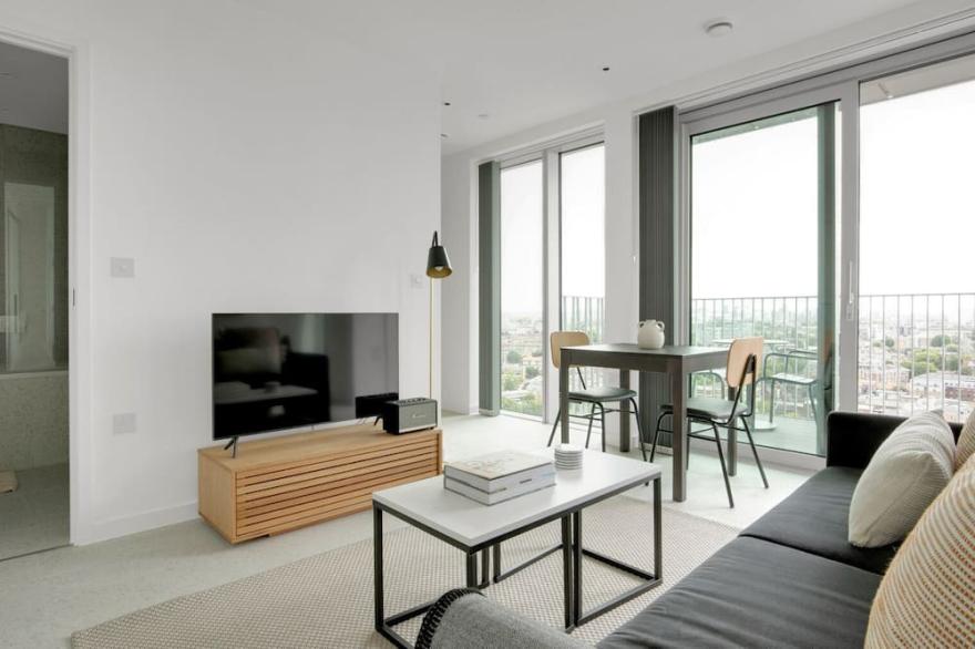 Luxe Aldgate Studio nr Bars & Coffee Shops, by Blueground