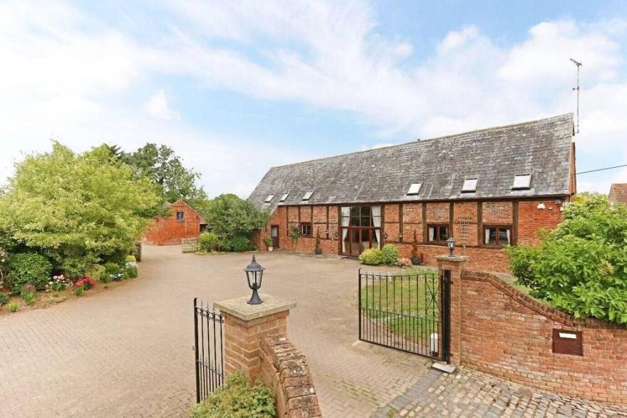 A tranquil countryside escape, with a Swimming Pool, Jacuzzi and Sauna!