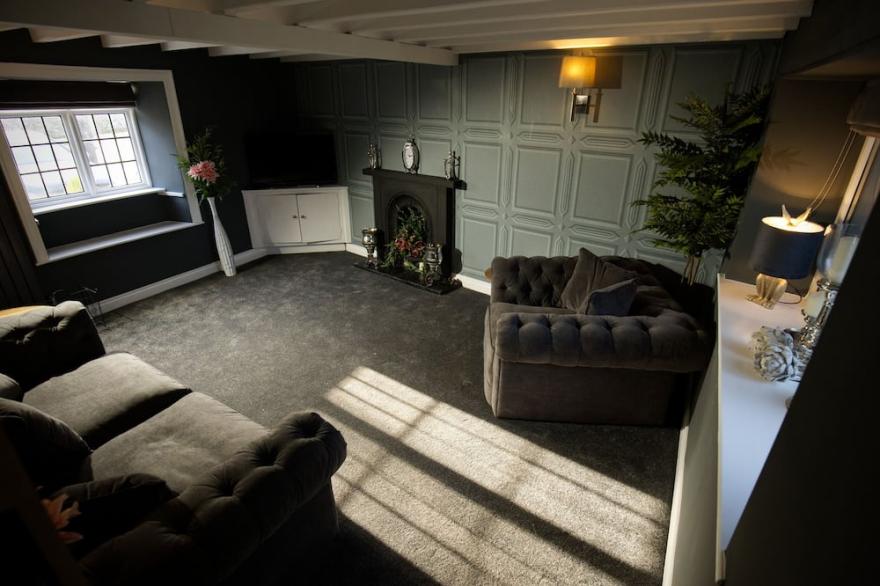 BECKDALE, romantic, luxury holiday cottage in Thornton-Le-Dale