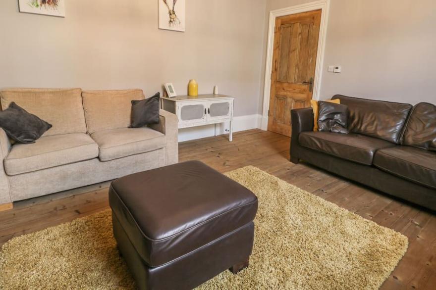 11 HIGHFIELD, family friendly, with hot tub in Scarborough