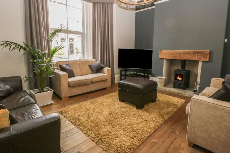 11 HIGHFIELD, family friendly, with hot tub in Scarborough