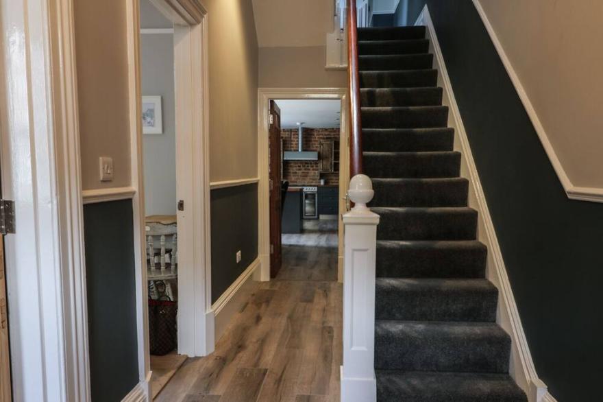 11 HIGHFIELD, family friendly, with hot tub in Scarborough