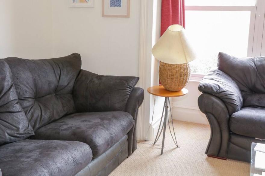 1 ORCHARD COTTAGES, pet friendly, with a garden in Salcombe