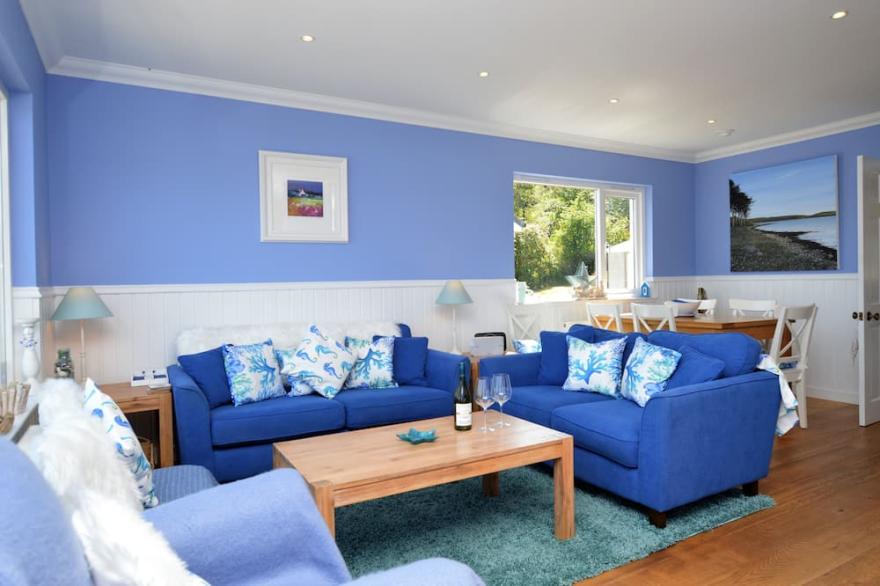 Quiet and peaceful location this coastal retreat boasts spectacular sea views, sleeps 6