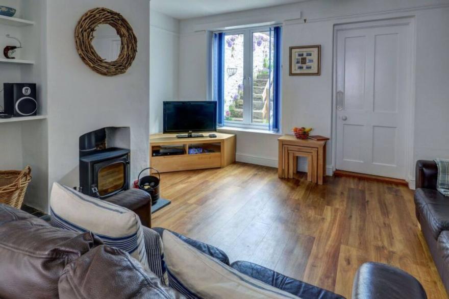 Beautiful private villa for 4 guests with WIFI, TV, patio, pets allowed and parking