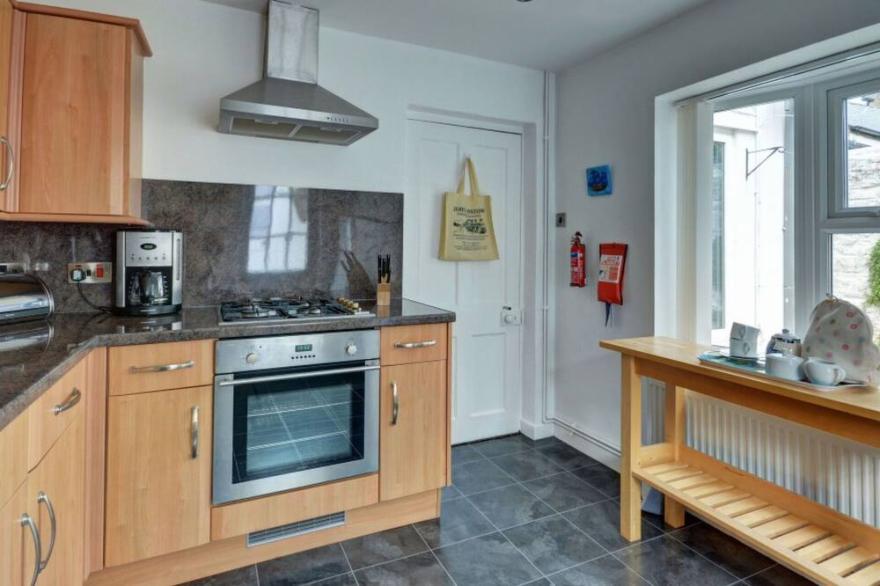 Beautiful private villa for 4 guests with WIFI, TV, patio, pets allowed and parking