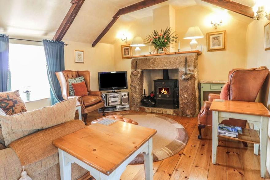 ANJARDEN BYRE, pet friendly, with open fire in Newlyn