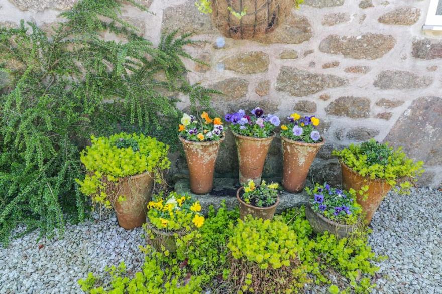 ANJARDEN BYRE, pet friendly, with open fire in Newlyn