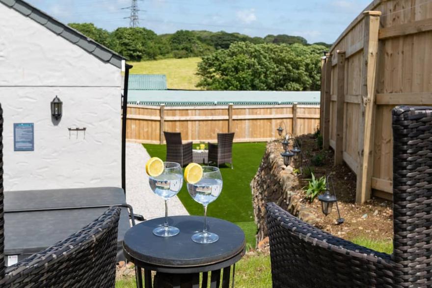 BE OUR GUEST COTTAGE, pet friendly, country holiday cottage in Truro
