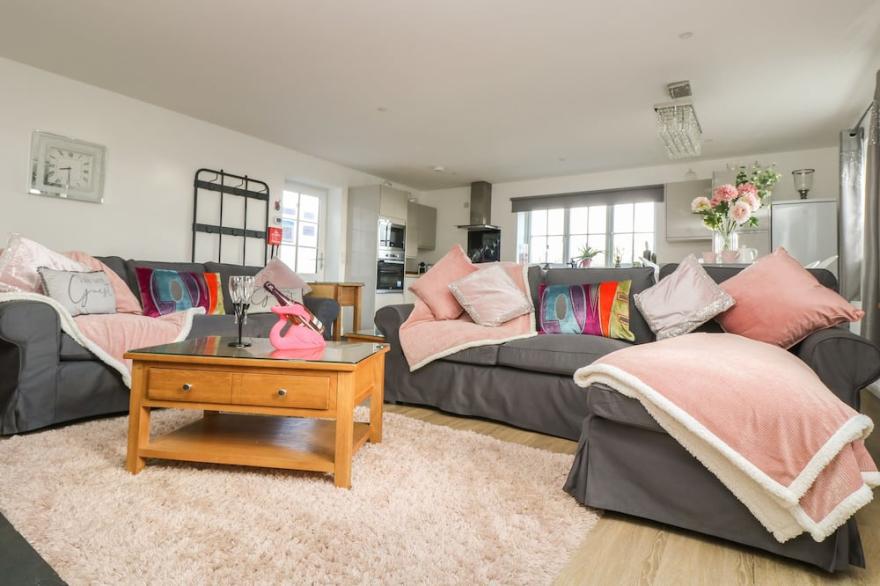BE OUR GUEST COTTAGE, pet friendly, country holiday cottage in Truro