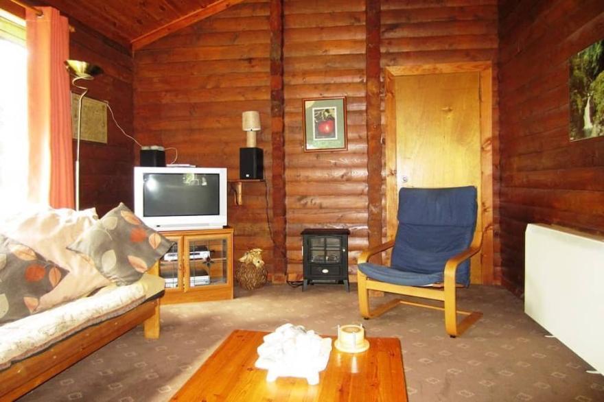 18 Lamont Lodges -  a lodge that sleeps 6 guests  in 3 bedrooms