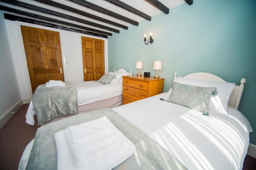 Stunning countryside views, close to the Jurassic Coast. Dog friendly