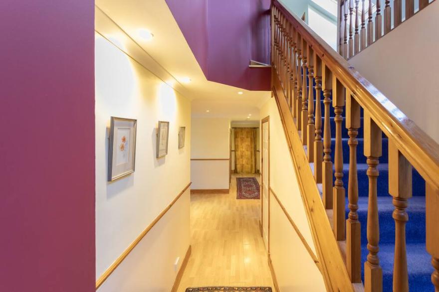 Stunning Large Garden Villa  6BR (Sleeps24) - nr Loch Lomond