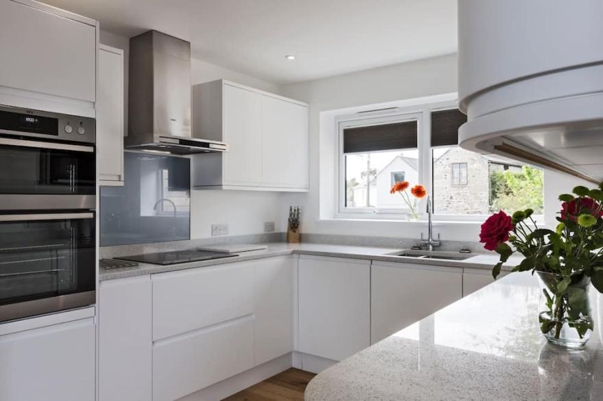 Stunning 3 bedroom house in St Ives, sleeps 6, with Seaviews, parking & wifi