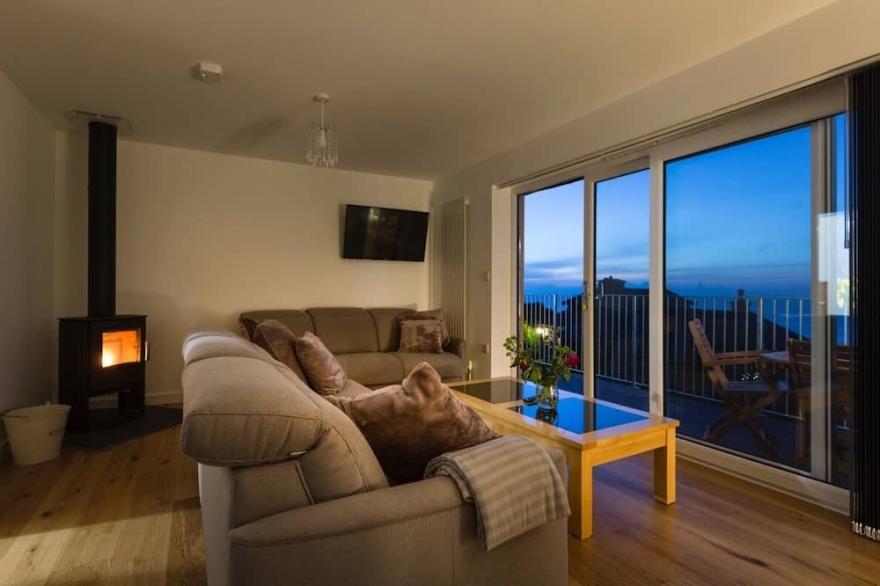 Stunning 3 bedroom house in St Ives, sleeps 6, with Seaviews, parking & wifi