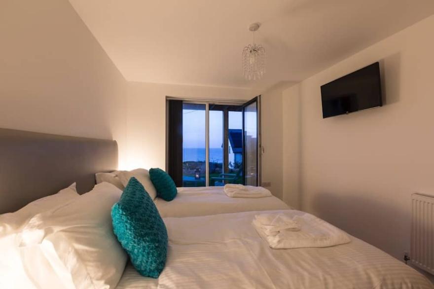 Stunning 3 bedroom house in St Ives, sleeps 6, with Seaviews, parking & wifi