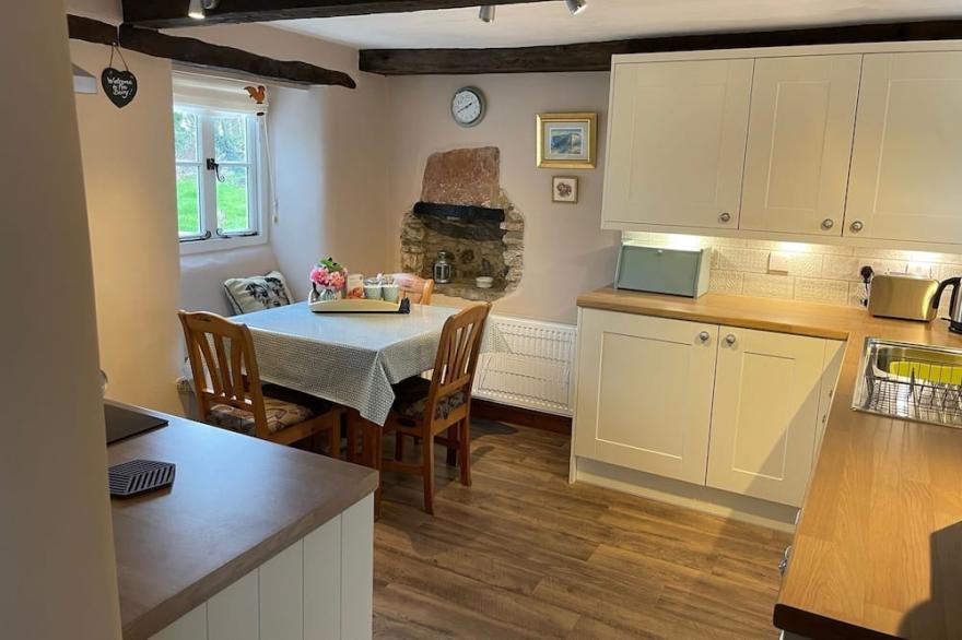 400 year old cottage near Wells, Cheddar and Glastonbury. Dog and child friendly