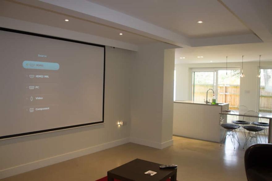 Spacious 2 double bedroom garden flat in Queens Park, London zone 2