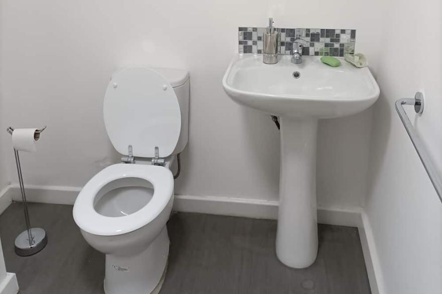 Spacious one bedroom & Living Room family apartment - non smoker