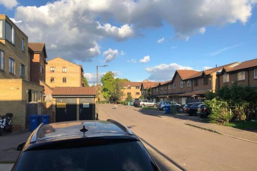Cheerful 4 bedroom house with garden free parking centrally located in London
