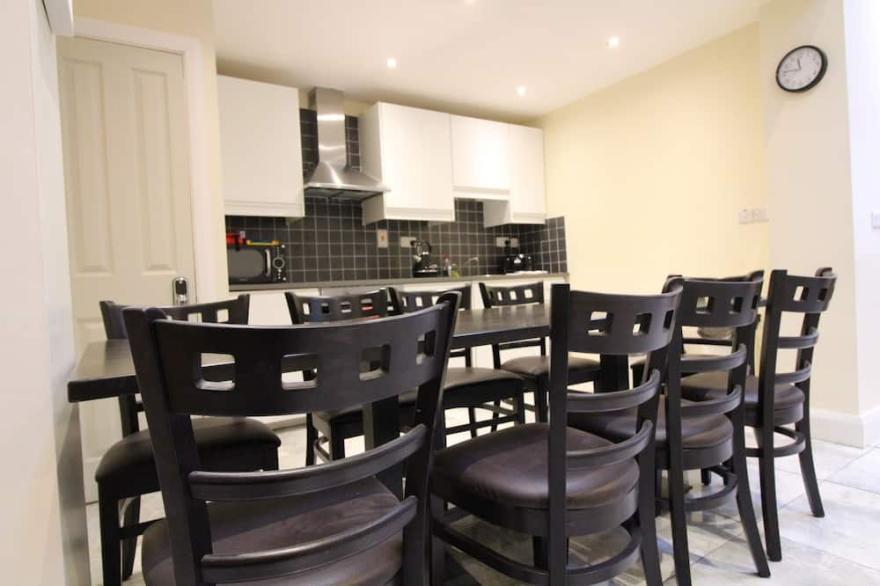 Large Newly Renovated Town House, Sleep 13, Professionally installed WIFI