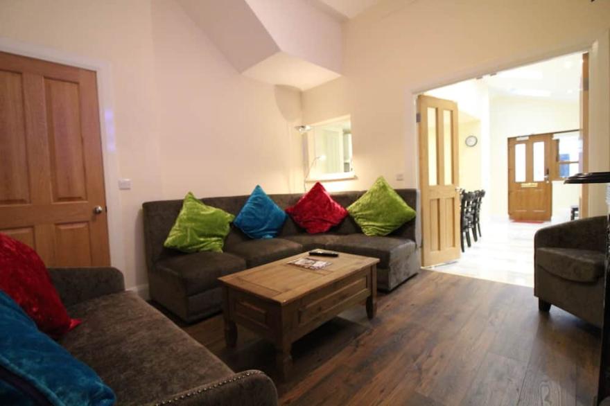 Large Newly Renovated Town House, Sleep 13, Professionally installed WIFI