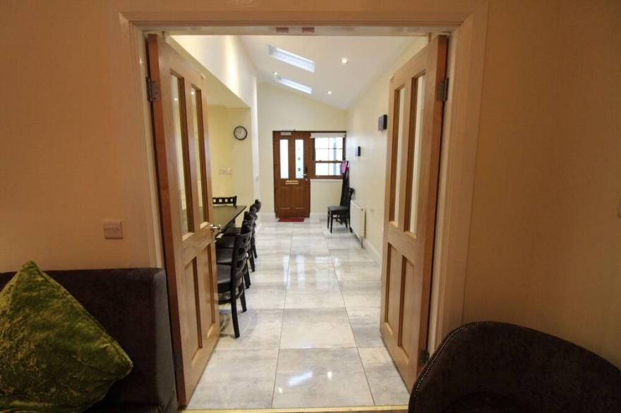 Large Newly Renovated Town House, Sleep 13, Professionally installed WIFI