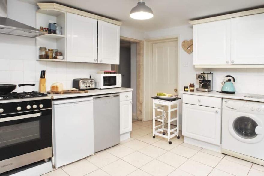 The School Rooms Estate: Beautiful Georgian apartments with Heated Pool, Hot Tub, Wifi near Bath