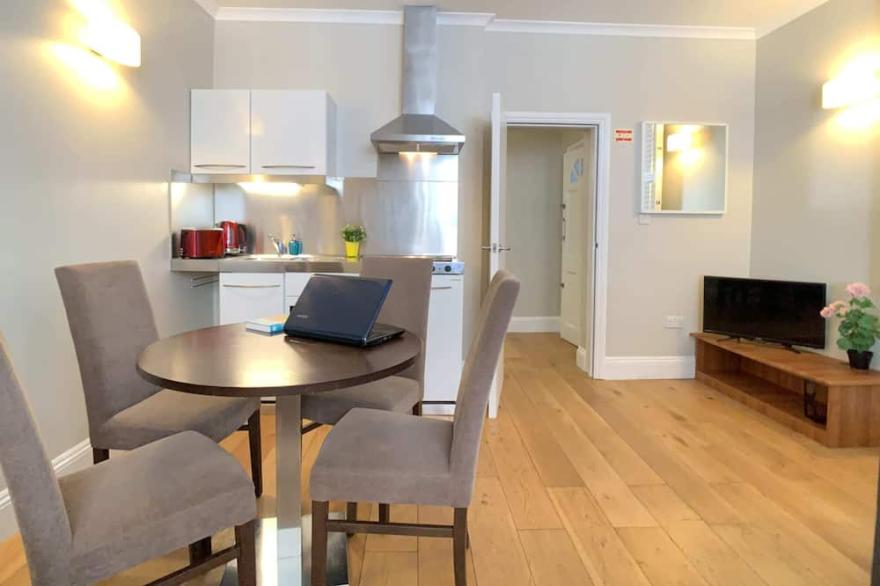 G2 - Morden Ground Floor Apartment near Victoria