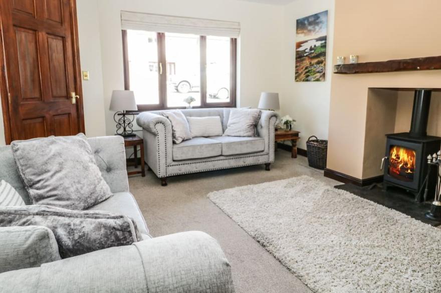 GRIMBLES COTTAGE, family friendly, with open fire in Backbarrow