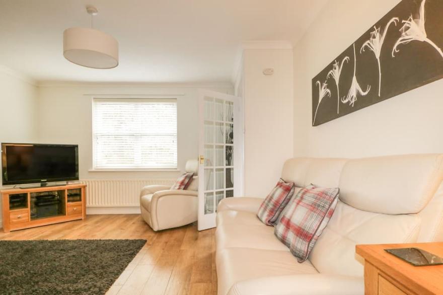 RIVERSIDE COTTAGE, pet friendly, with a garden in Cockermouth