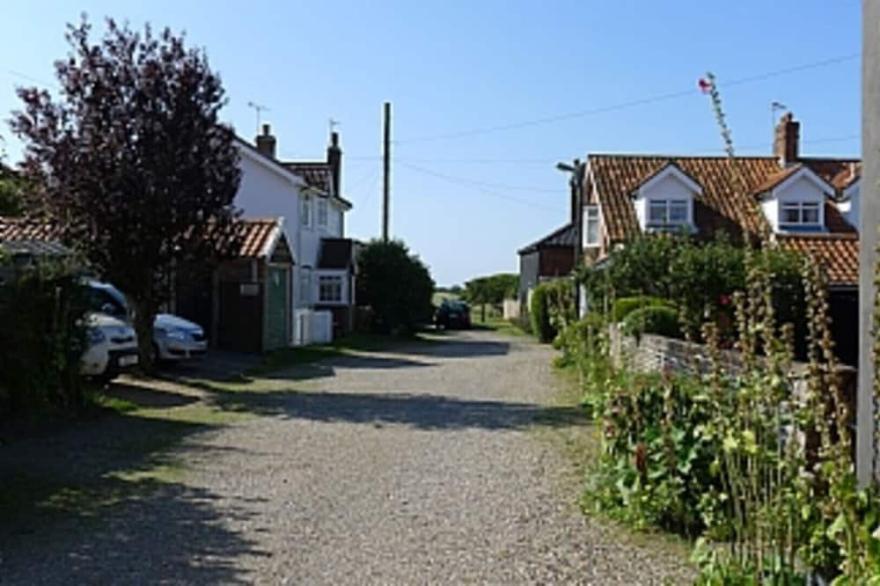 Weavers Cottage, Central SouthWold, Pet Friendly & Parking (Sleeps 4, 2 Bedroom)