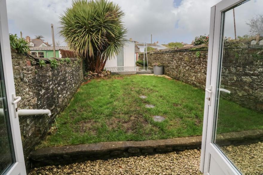 6 MILTON PLACE, pet friendly, with open fire in Bideford