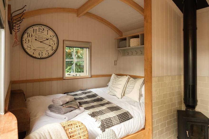 a beautiful rural shepherd hut with hot tub !