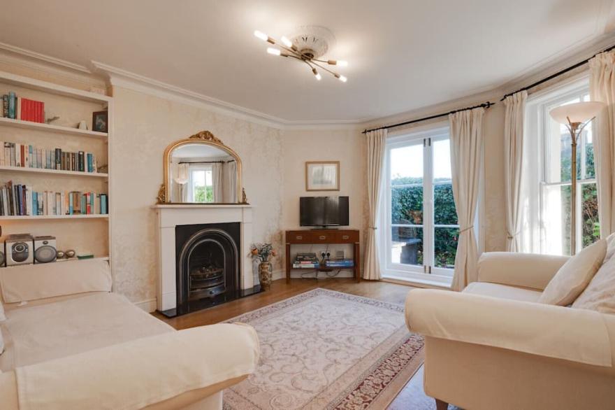 42 Above Town - Two Bedroom House, Sleeps 4