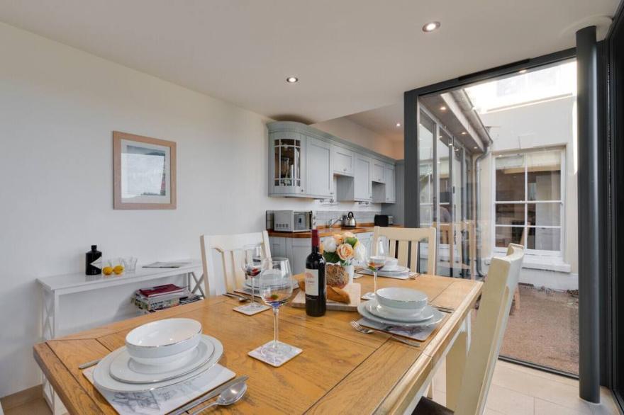 42 Above Town - Two Bedroom House, Sleeps 4
