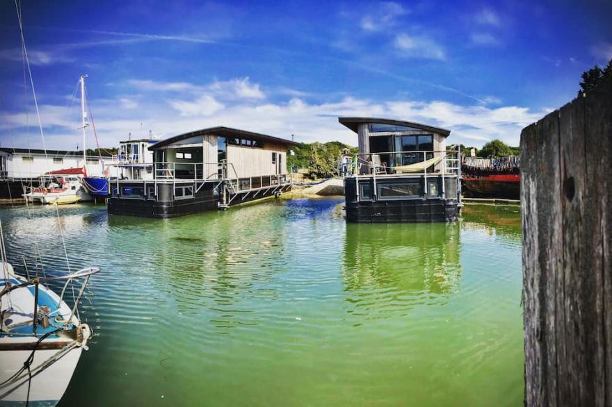 Bembridge Harbour Houseboat 