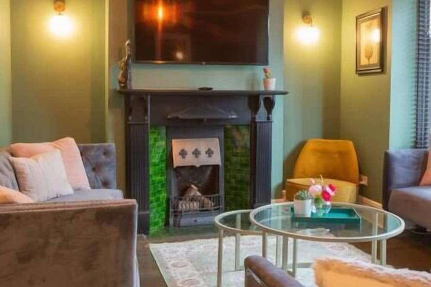 Escape 2 Unwind At The Parade, Accommodates 10