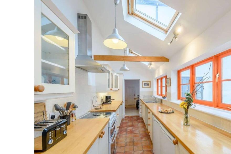 Escapehause - sleeps 9 in the heart of Appledore